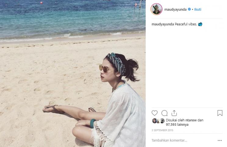 Gaya liburan Maudy Ayunda. (Instagram/@maudyayunda)