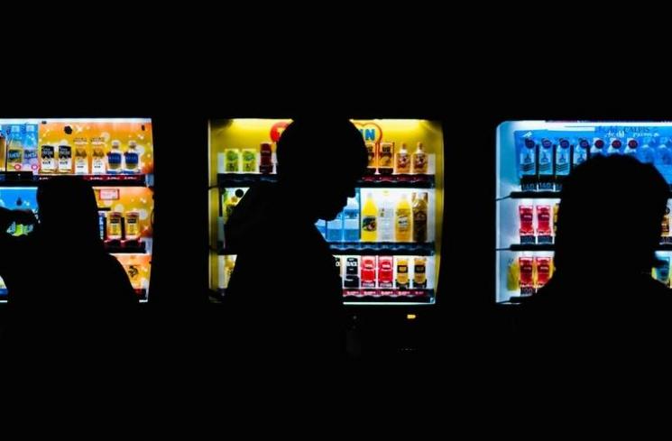 Ilustrasi vending machine. (Unsplash/Laura Thonne)