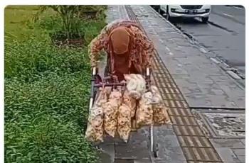 Mbah Ngatiyem, Penjual Kerupuk 110 Tahun di Jogja (twitter.com/yogaperdana_id)