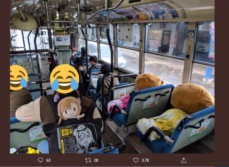 Ulah Penumpang Bawa Boneka Anime Super Besar di Bus (twitter.com/torooo_n)