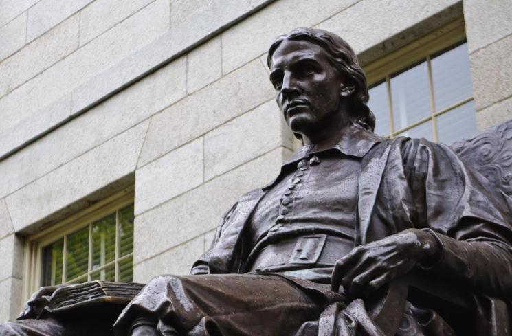 Patung John Harvard. (Wikimedia Commons)