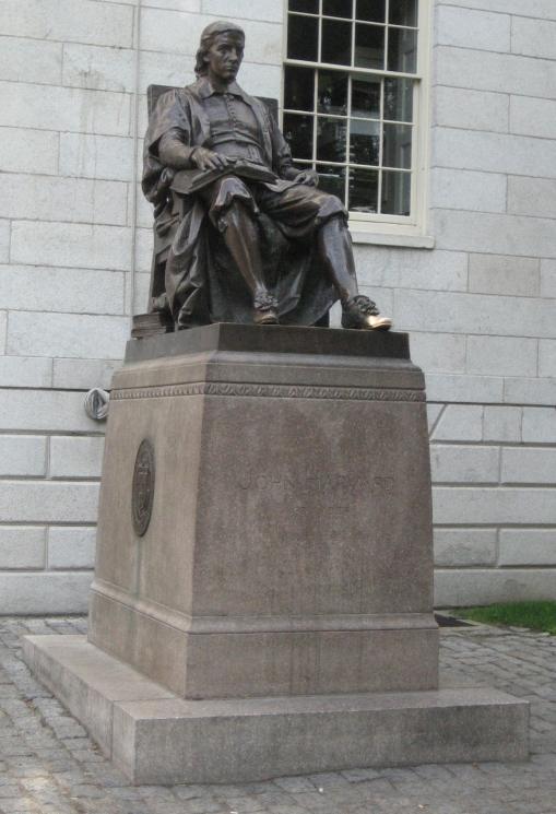 Patung John Harvard (Wikimedia Commons)