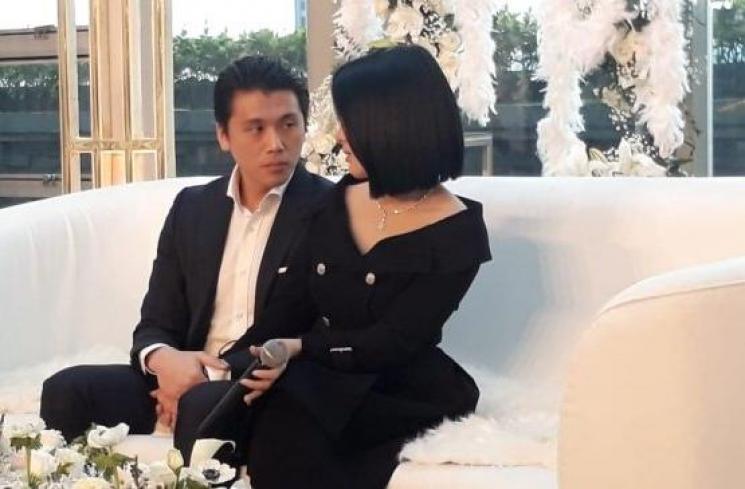 Reino Barack dan Syahrini saat jumpa pers di Plaza Suite, Penthouse, Grand Hyatt, Jakarta Pusat, Minggu (10/3/2019). [Ismail/Suara.com]