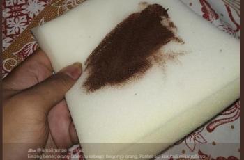 Mirip Roti Tawar, Pria Ini Nyaris Makan Busa Pencuci Motor. (Twitter/@Ismailrumpa)