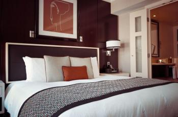 3 Alasan Mengapa di Kamar Hotel Tak Ada Guling