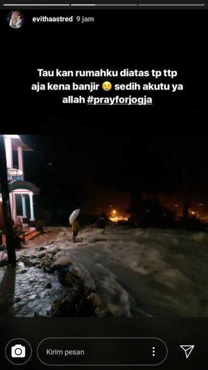 Banjir melanda sejumlah wilayah titik di Yogyakarta. (Instagram story/@evithaastred)