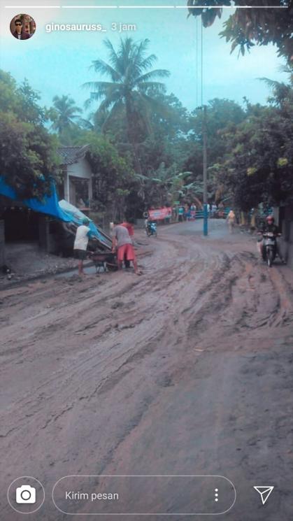 Warga bergotong royong pasca terjadinya banjir di wilayah Bantul. (Instagram Story/@ginosaurus)