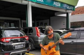 Nggak Sekadar Nyanyi Lalu Dikasih Uang, Ini 8 Tips Ngamen Ala Pieter Lennon