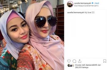 Ashanty dan Aurel selfie bersama bak kakak adik di Blue Mosque, Turki. (Instagram/@aurelie.hermansyah)