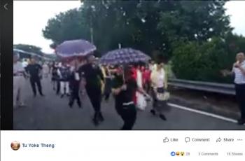 Usir rasa bosan, wisatawan ini menari di tengah kemacetan. (Facebook/Tu Yoke Theng)