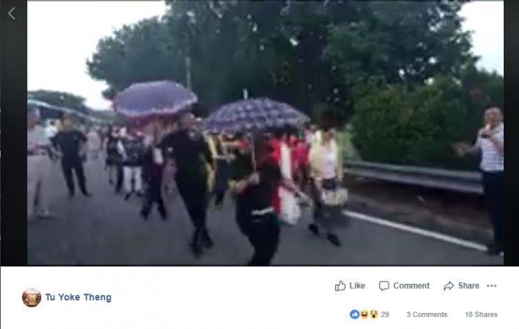 Usir rasa bosan, wisatawan ini menari di tengah kemacetan. (Facebook/Tu Yoke Theng)