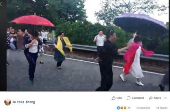 Usir rasa bosan, wisatawan ini menari di tengah kemacetan. (Facebook/Tu Yoke Theng)