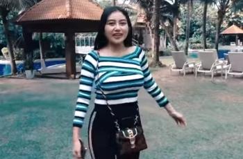 Ada Tanaman Berbentuk Mr P di Singapura, Pamela Safitri Kebelet Mau Pegang. (Youtube/Pamela Safitri)