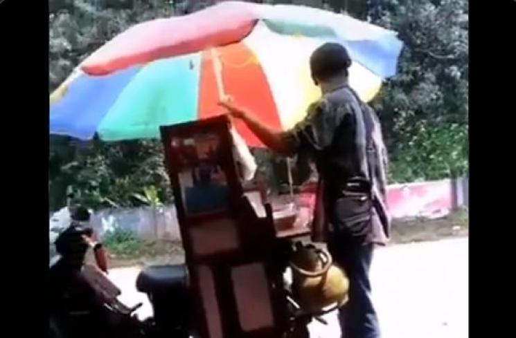 Viral, Kocaknya Penjual Makanan Keliling dengan Musik Topeng Monyet. (twitter.com/rasarab)