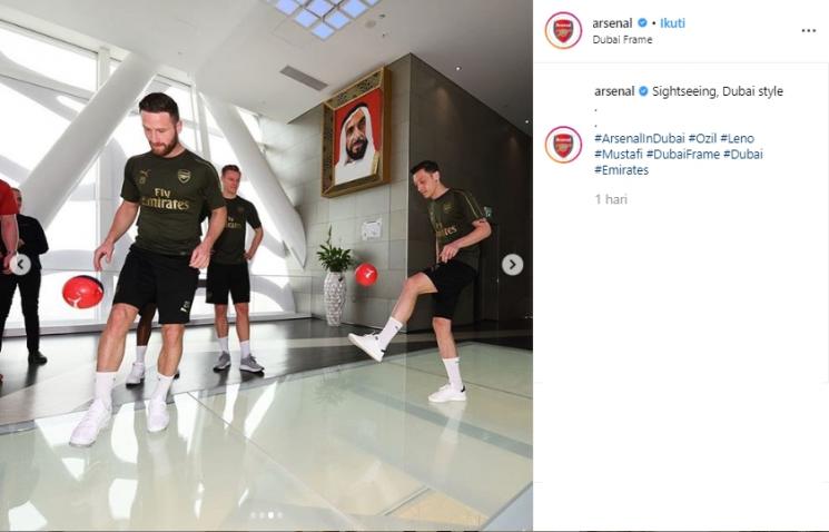 Aksi Arsenal juggling bola di atas lantai kaca Dubai Frame. (Instagram/@arsenal)