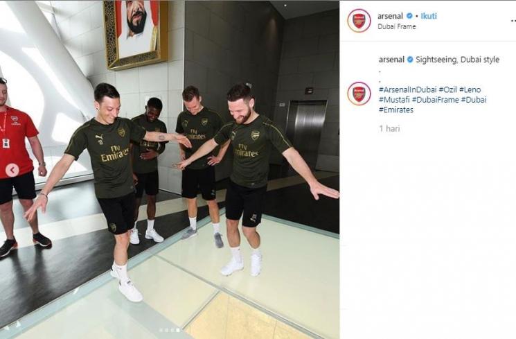 Aksi Arsenal juggling bola di atas lantai kaca Dubai Frame. (Instagram/@arsenal)