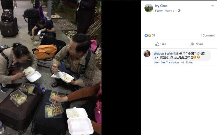 Turis terpaksa makan di tengah jalan akibat penuhnya pos pemeriksaan Singapura-Malaysia. (Facebook/Ivy Chee)