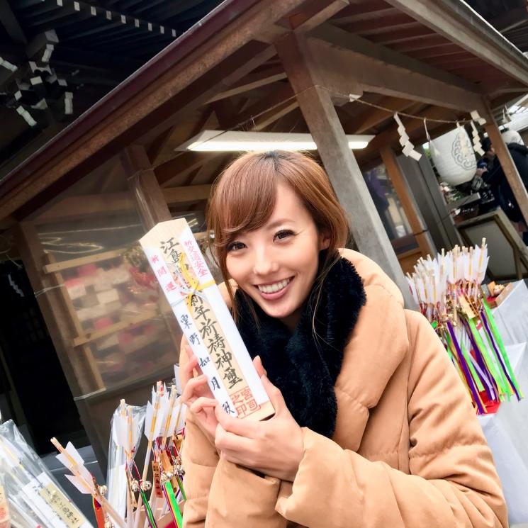 Gaya liburan Awano Kisaragi, pembalap mobil cantik asal Jepang. (Instagram/@kisa_awn)