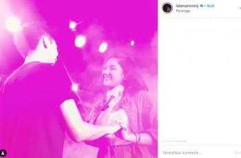 Aksi Marion Jola menggoda fans pria di Ponorogo. (Instagram/@lalamarionmj)