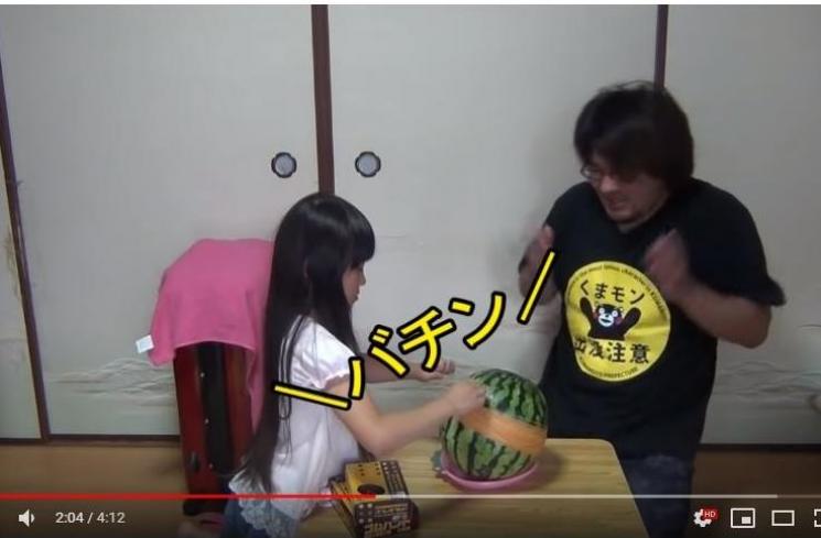Aksi Belah Semangka Dengan Karet Berujung Sial (youtube.com/Kubo Sato Channel)