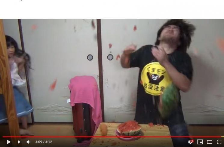 Aksi Belah Semangka Dengan Karet Berujung Sial (youtube.com/Kubo Sato Channel)
