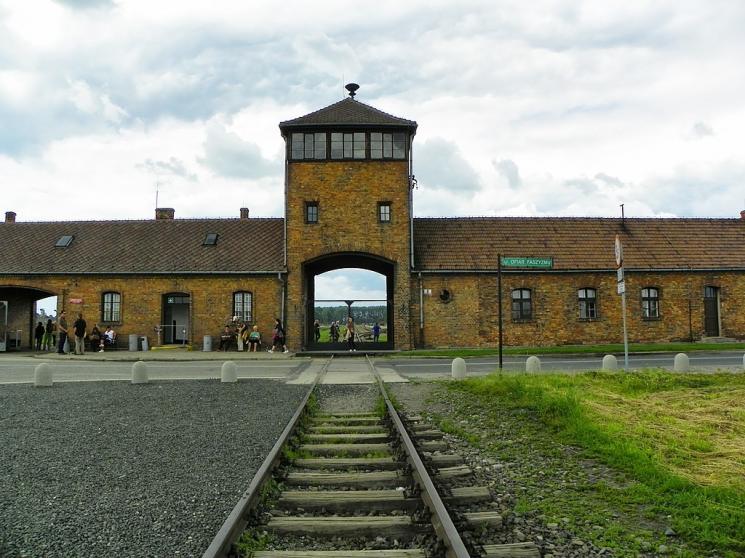 Turis curi rel kereta di Auschwitz-Birkenau (Wikimedia Commons)