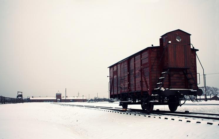 Turis curi rel kereta di Auschwitz-Birkenau (Wikimedia Commons)