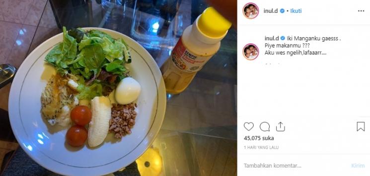 Menu pisang campur nasi ala Inul Daratista. (Instagram/@inul.d)