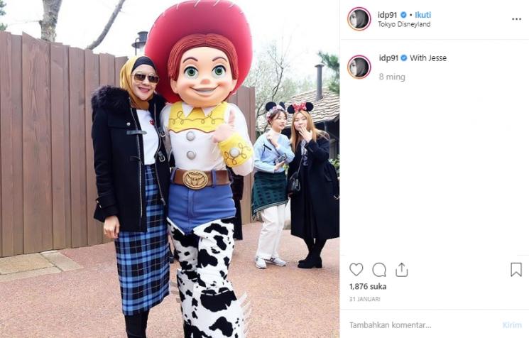 Gaya liburan Indah Dewi Pertiwi. (Instagram/@idp91)