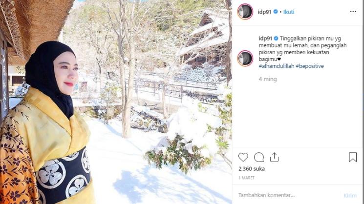 Gaya liburan Indah Dewi Pertiwi. (Instagram/@idp91)