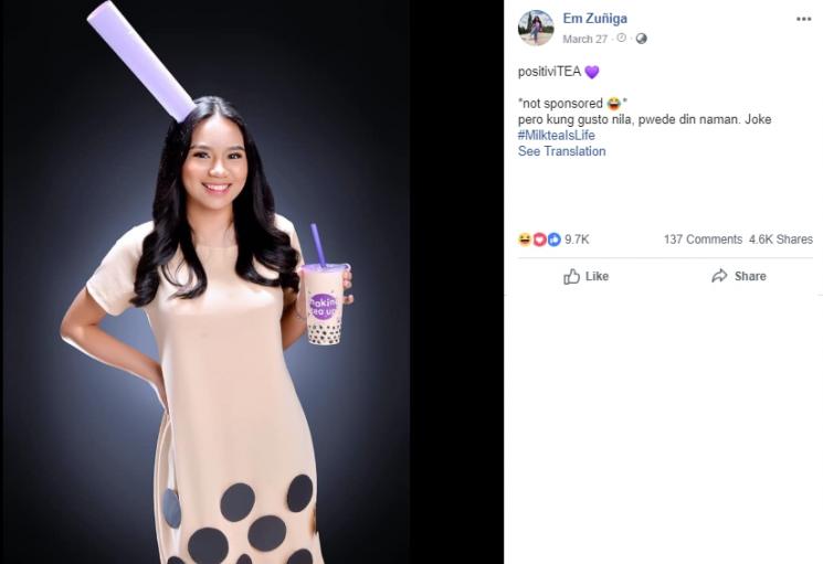 Nyentrik, wanita ini foto wisuda pakai busana mirip segelas milk tea. (Facebook/Em Zuniga)