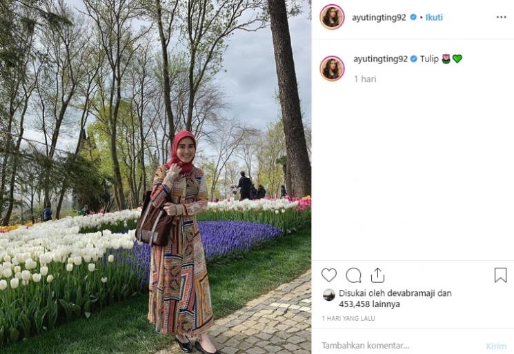 Kenakan hijab, begini gaya liburan Ayu Ting Ting di Turki. (Instagram/ayutingting92)