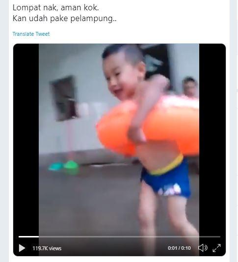 Pelampung Ketinggalan, Aksi Bocah Mau Berenang Kocak Tapi Kasihan (twitter.com/basibanget)