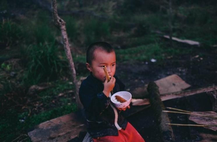 Ilustrasi anak kecil makan gunakan sumpit. (Unsplash/chin le duc)