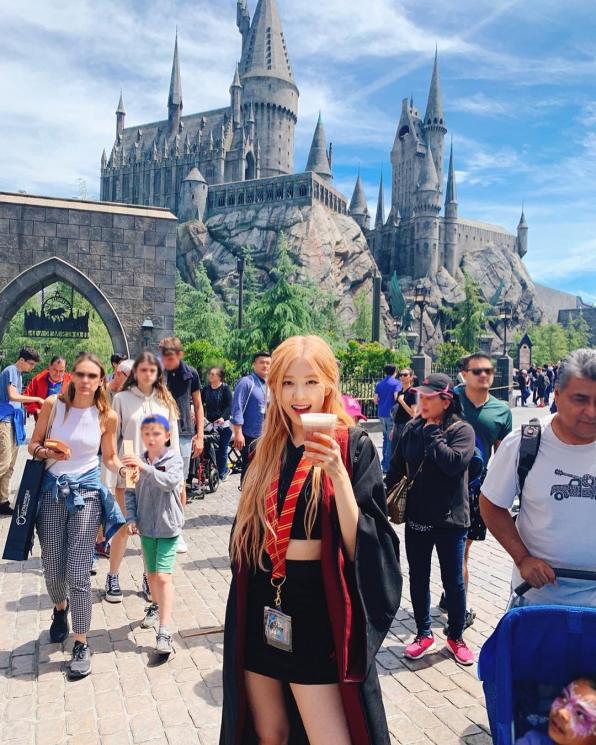 Gaya Rose saat berada di Universal Studios Hollywood. (Instagram/@roses_are_rosie)