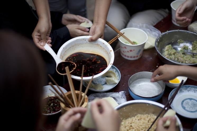 Ilustrasi anak kecil makan gunakan sumpit. (Unsplash/chin le duc)