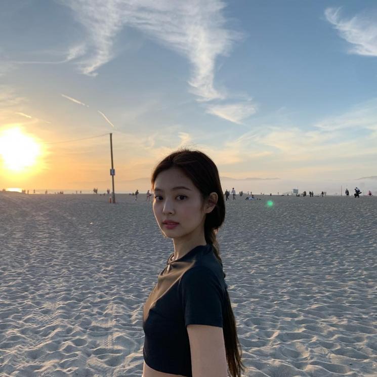 Tak ikut ke Universal Studios Hollywood, Jennie berlibur ke pantai. (Instagram/@jennierubyjane)