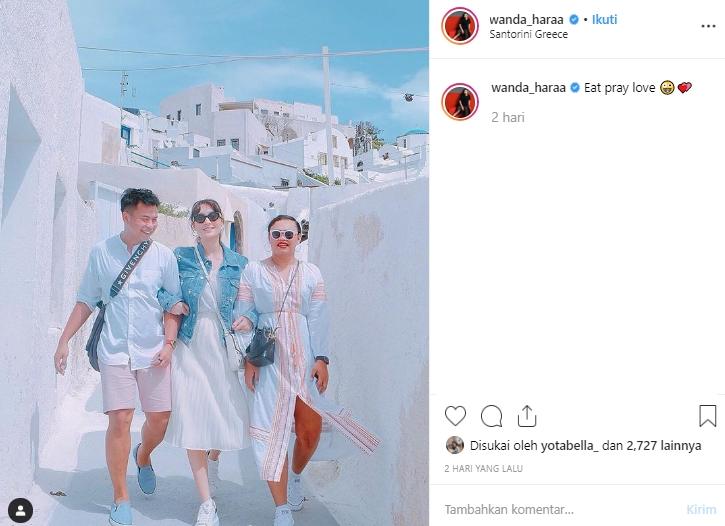 Gaya liburan Tatjana Saphira di Santorini. (Instagram/@tatjanasaphira)