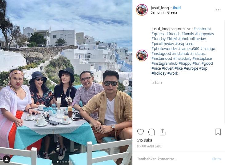 Gaya liburan Tatjana Saphira di Santorini. (Instagram/@tatjanasaphira)