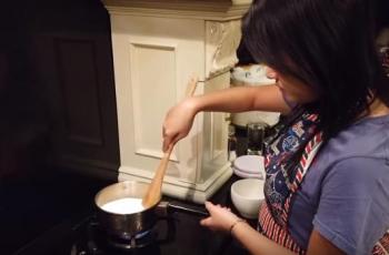 Aksi Aurel Hermansyah masak dessert kekinian Caramel Flan. (Youtube)