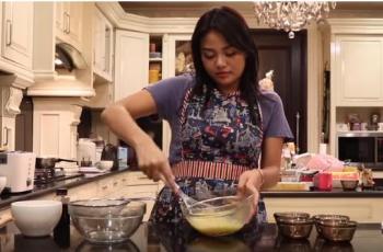 Aksi Aurel Hermansyah masak dessert kekinian Caramel Flan. (Youtube)