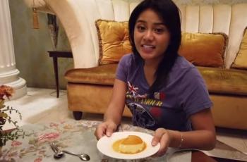 Aksi Aurel Hermansyah masak dessert kekinian Caramel Flan. (Youtube)