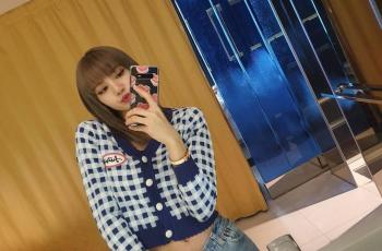 Di Sela Konser, Lisa BLACKPINK Dekat dengan Penyanyi asal Indonesia Ini