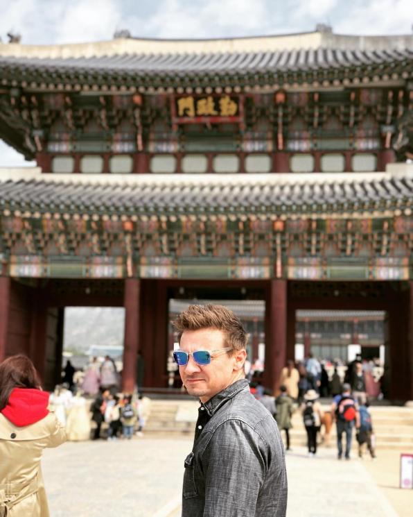 Jeremy Renner Pemeran Hawkeye di Gyeongbokgung (instagram.com/renner4real)