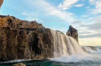 Menyibak Pesona Air Terjun di Pantai Nambung nan Eksotis