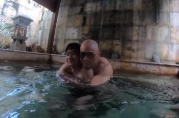 Deddy Corbuzier liburan bareng Azka. (YouTube)