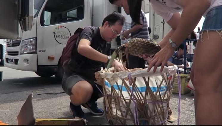 Daniel Tay, Pria yang Buktikan 100 Ribu Cukup Untuk Makan Setahun (youtube.com/CNM NM4883D)