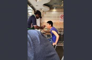 Bikin Haru, Pelayan Ini Luangkan Waktu Demi Suapi Pelanggan Disabilitas
