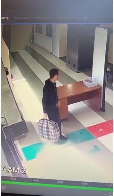 Kali pertama pergi ke bandara, pria ini malah masuk di dalam mesin X-ray. (YouTube)