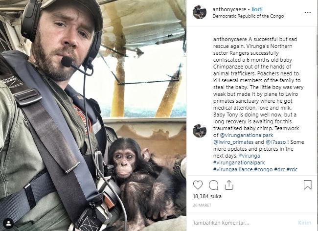 Kisah Haru Pilot Tampan yang Terbang Bersama Bayi Simpanse. (Instagram/@anthonycaere)